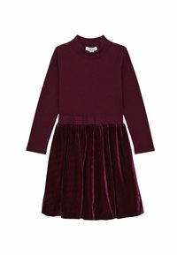 Slivková šaty s priliehavým vrškom a dlhými rukávmi, s textúrovanou sametovou sukňou a jemným plisovaním v oblasti pásu.