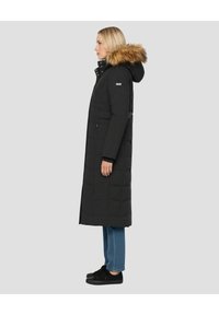 Lange zwarte pufferjas met afneembare capuchon gevoerd met bont, met doorgestikte textuur, zijzakken en een slanke pasvorm.