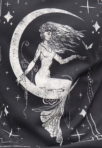 Femeie cu păr fluturând, așezată pe o lună în formă de semilună, întinzând mâna către o pasăre, înconjurată de stele și modele decorative pe fundal întunecat.