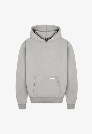 Sweat à capuche gris clair en tissu doux, avec une poche kangourou à l'avant et des poignets et un ourlet côtelés. Présente une petite étiquette sur la poche.