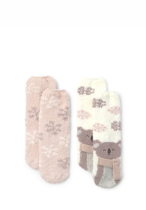 Due paia di calze di pile: una rosa chiaro con motivi di nuvole, l'altra crema con design di koala e un accento grigio. Texture morbida e accogliente.