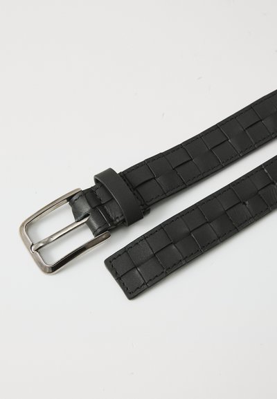 Zwarte geweven leren riem met een zilveren metalen gesp en een soepel, onbewerkt uiteinde. Aangevuld met stikdetails voor duurzaamheid.