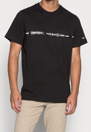 Zwart katoenen T-shirt met een ronde hals, korte mouwen, een borstzak en een horizontale logostreep aan de voorkant.