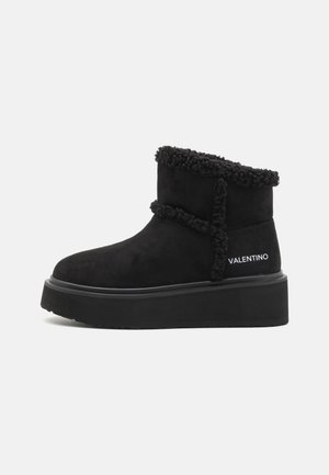 KIRA - Botines con plataforma - black