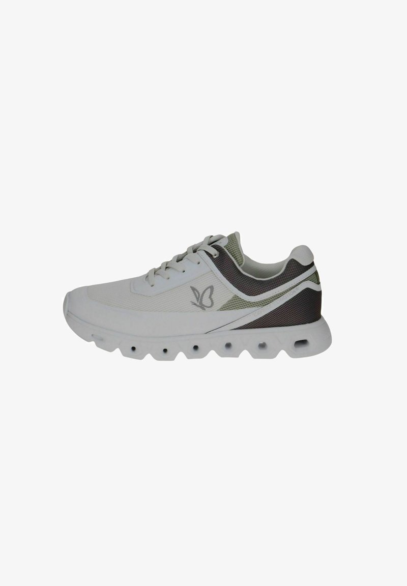 Zapatilla deportiva blanca con parte superior de malla transpirable, acentos verdes y una suela texturizada y acolchada con orificios de ventilación.