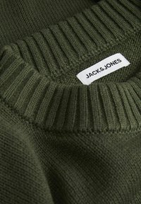 Maslinasto zeleni pleteni pulover s rebrastim izrezom i tkanim natpisom "JACK & JONES" u crnoj boji na bijeloj pozadini.