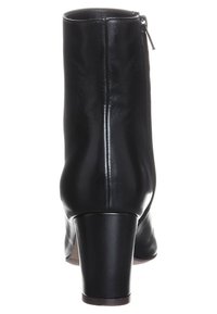 Černá kotníková bota z hladké kůže, zaoblený podpatek a zip vzadu. Design je přiléhavý a elegantní.