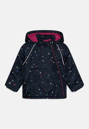 Navyblauwe winterjas voor kinderen met gekleurde hartpatronen, vooraan een rits schuin naar de zijkant, met capuchon en pink fleecelining.