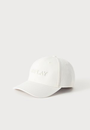 Weißes Baseballcap mit gebogenem Schirm und gesticktem "REPLAY"-Text auf der Vorderseite, vor hellem einfarbigem Hintergrund.