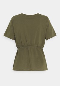 Kortærmet top i olivengrøn med elastisk talje og rund halsudskæring, vist bagfra mod en hvid baggrund.