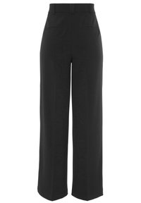 Schwarze weite Hosen mit hoher Taille, glattem Stoff, zwei Gesäßtaschen und Gürtelschlaufen, die ein sauberes und schlichtes Design aufweisen.