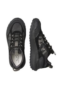 Scarpe sportive nere con tomaia in rete, accenti testurizzati e suola in gomma robusta, dotate di lacci e linguetta per una facile calzata.