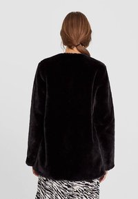 Stradivarius Zimní kabát - black