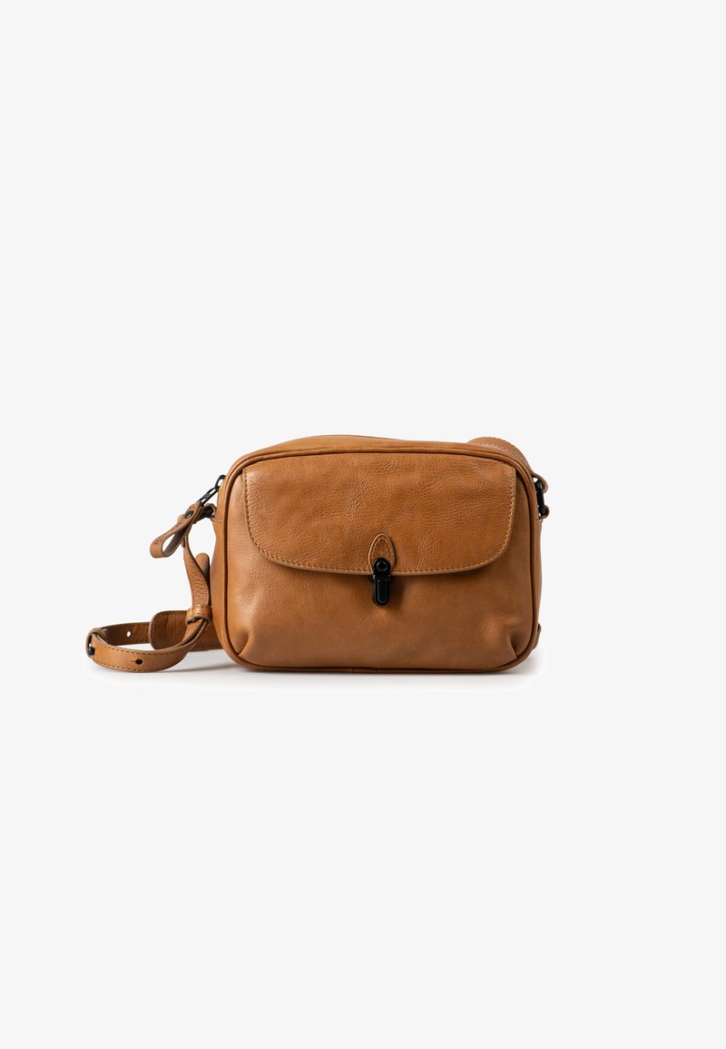 Borsa a tracolla in pelle tan con chiusura a pattina, superficie testurizzata, tracolla regolabile e dettagli in hardware nero. Forma rettangolare.