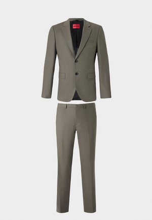 Khakifarbenes Anzug, glattes Gewebe, einreihiger Blazer mit zwei Knöpfen, Reverskragen, passende Hose mit taillierter Passform. HUGO-Etikett innen.