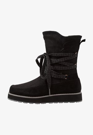 Botte mi-mollet en daim noir avec des lacets épais tressés enroulés autour de la cheville et une languette à l'arrière.