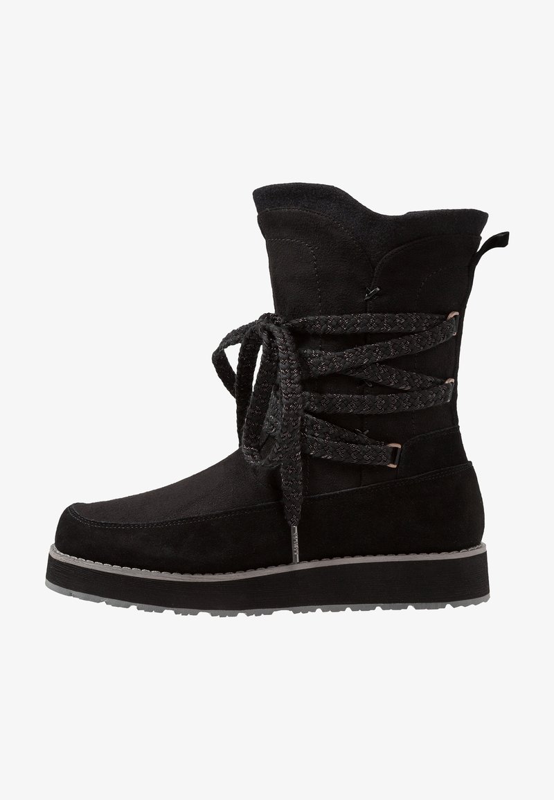 Botte mi-mollet en daim noir avec des lacets épais tressés enroulés autour de la cheville et une languette à l'arrière.