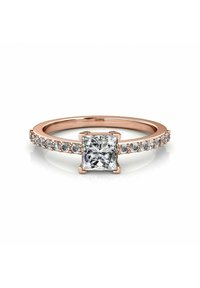 Anello in oro rosa con una pietra centrale a taglio princess trasparente, circondata da una fila di gemme più piccole lungo la fascia.