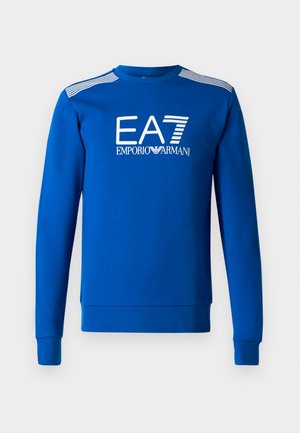 Blå genser med lange ermer, rund halslinning, har hvite EA7- og Emporio Armani-logoer; teksturerte skulderstriper.