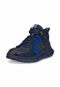 Scarpe sportive in blu e navy realizzate in materiali scamosciati e in rete, con superfici testurizzate, design alto e meccanismo di chiusura senza lacci.