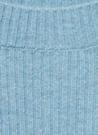 Tessuto a maglia blu chiaro con una texture a coste, caratterizzato da sottili righe verticali e un aspetto morbido e accogliente.