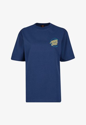 Tumši zila kokvilnas T-krekls ar īsām piedurknēm un apaļu kaklu. Līdzīgā veidā rotāts ar daudzkrāsainu "SANTA CRUZ" grafiku kreisajā krūtī.