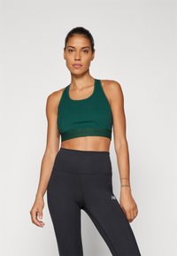 New Balance SLEEK MEDIUM SUPPORT BRA - Športni modrček s srednjo podporo - nightwatch green