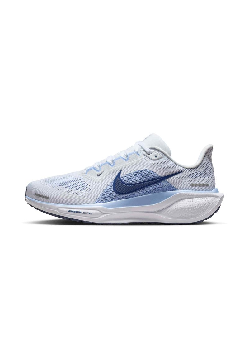 Zapatilla de running ligera en malla blanca y azul claro con un swoosh azul, suela acolchada y diseño transpirable.