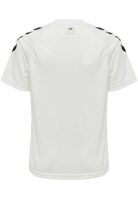 Jersey atlético blanco de manga corta con una textura suave, que presenta rayas diagonales negras en los hombros y un escote redondo.