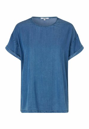 Top de vaquero de manga corta en azul medio, con escote redondo, corte relajado y puños doblados. Textura suave con ligeros detalles de decoloración.