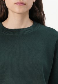 Vero Moda VMSILJE O-NECK BOXY - Pulover - pine grove