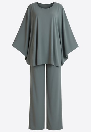To-delt sæt med en løs, kaftan-inspireret top og bukser med vide ben, begge i et blødt, afdæmpet grønt stof med en glat tekstur.