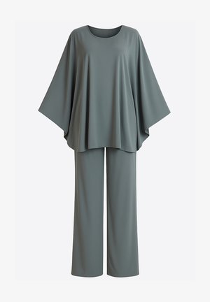 To-delt sæt med en løs, kaftan-inspireret top og bukser med vide ben, begge i et blødt, afdæmpet grønt stof med en glat tekstur.