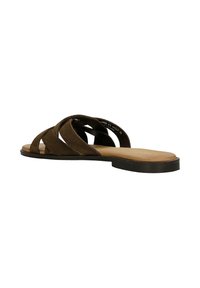 Καφέ μπεζέ σανδάλι από σαμουά με φαρδιές λωρίδες που διασταυρώνονται και μπεζ πάτο, σε μαύρη σόλα, φαίνεται από πλάγια γωνία.
