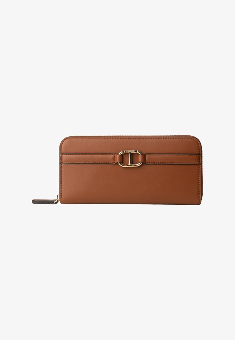 Portafoglio in pelle marrone con una superficie liscia, forma rettangolare, dettagli in oro e una doppia anta sul fronte. Con zip laterale.