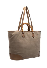 Borsa tote in suede beige con dettagli in pelle marrone, manico in bambù e doppi strap in pelle; grande forma rettangolare con texture liscia.