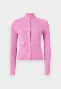 Rosa gerippter Langarm-Cardigan mit Stehkragen, goldenen dekorativen Knöpfen an der Vorderseite und zwei knöpfbaren Klappentaschen auf Taillenhöhe.