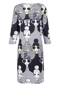 Jurk met patroon van zwart-witte gestileerde vrouwengezichten, sommige met grote zonnebrillen met gele monturen, tegen gestreepte en gestippelde achtergronden.