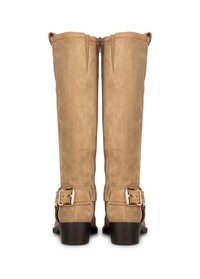 Botas de ante color beige hasta la rodilla con dos cremalleras traseras y detalles de correas ajustables. Los tacones gruesos marrones ofrecen estabilidad y soporte.