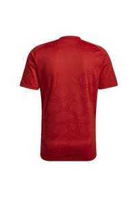 Czerwona koszulka sportowa z teksturowanym geometrycznym wzorem, okrągłym dekoltem i krótkimi rękawami. Wykonana z oddychającego materiału dla większego komfortu.