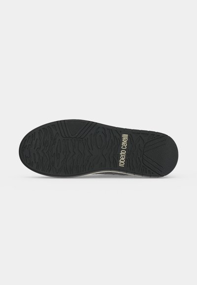 Semelle de chaussure en caoutchouc noir avec motif de bande de roulement texturé et marquage "roberto cavalli" près du talon sur fond blanc.