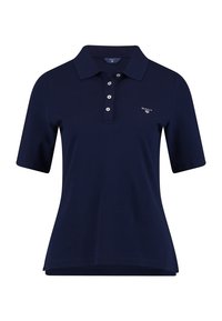 Polo shirt azzurro scuro a maniche corte con colletto, quattro bottoni bianchi e un piccolo logo ricamato sul lato sinistro del petto.