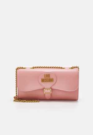 Sac à bandoulière rose Love Moschino avec une bandoulière en chaîne dorée, un détail de boucle et un logo en relief.