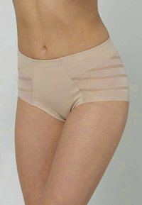 Koža obarvana brezšivna visokotlačna spodnja perila s horizontalnimi prozornimi črtami na bokih, nosi oseba od pasu do zgornjega stegna.