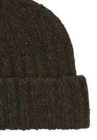 Ciemnobrązowa dziana wełniana czapka z prążkowanym wzorem, z fakturowaną tkaniną i subtelnymi cętkami koloru na całej powierzchni.