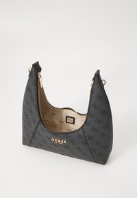 Čierna hobo taška vyrobená z vzorovaného syntetického materiálu so zlatými kovovými doplnkami a zipsovým uzatváraním. Interiér obsahuje podšívku s monogramom a značkovú nálepku.