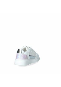 Sneaker bianco con tallone glitterato rosa, dettagli metallici argento e finitura liscia. Design con lacci, collo e lingua imbottiti.