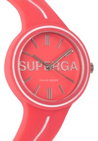 Koralna silikonasta ura s srebrnimi akcenti, okroglo površino in sijajno obdelavo. Vsebuje "SUPERGA" v bleščečem besedilu in minimalistične označevalce ur.