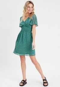 Cache Cache AUSGESTELLTES MIT KURZEN ÄRMELN - Robe de jour - vert