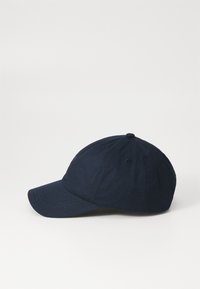 Sötétkék baseball sapka ívelt szélekkel, texturált anyagból készült. Szellőző lyukakkal és hímzett logóval a frontpanelen.